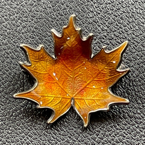 Vintage Norway Sterling Silver Enamel Maple Leaf Enamel Pin by Hroar Prydz - Picture 2 of 3